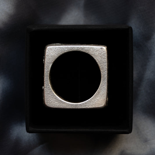 "SIDES SIGNET" RING