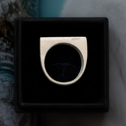 "QUIET BLOSSOM" RING WITH SAPPHIRE